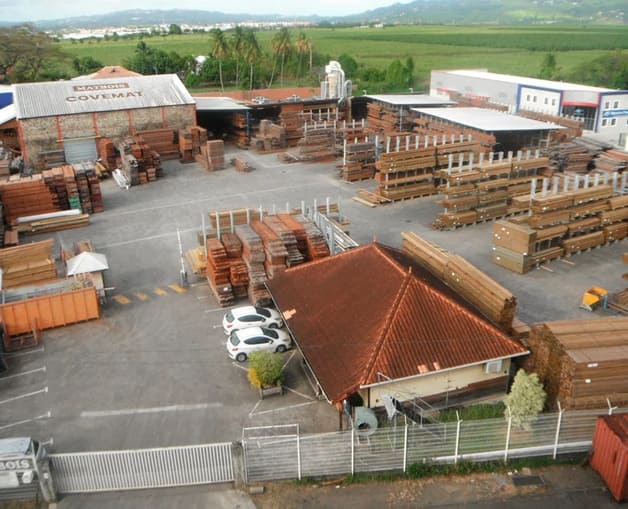 vue aérienne des batiments et stocks de MATBOIS