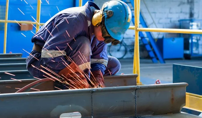 Ouvrier Ferronnier en train de travailler du métal